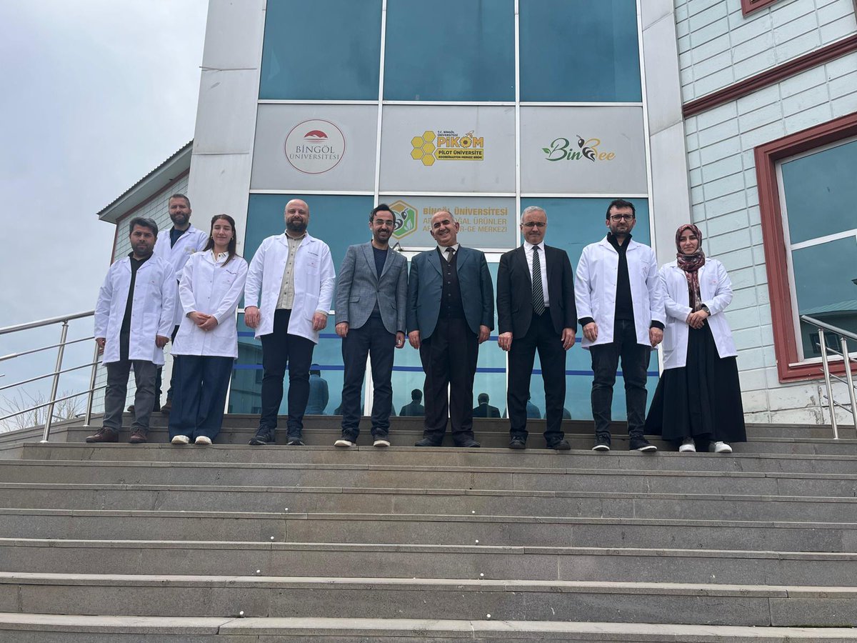 aduargeurge's tweet photo. TÜBA Asli Üyesi Prof. Dr. Mustafa Soylak ve Bingöl Üniversitesi Rektör Yardımcısı Prof. Dr. İbrahim Yasin Erdoğan, Arı ve Doğal Ürünler AR-GE ve ÜR-GE Merkezimizi ziyaret etti.

#BingölÜniversitesi #TÜBA #ArGe #ÜrGe #Bingöl https://t.co/5aOmzSfxIt