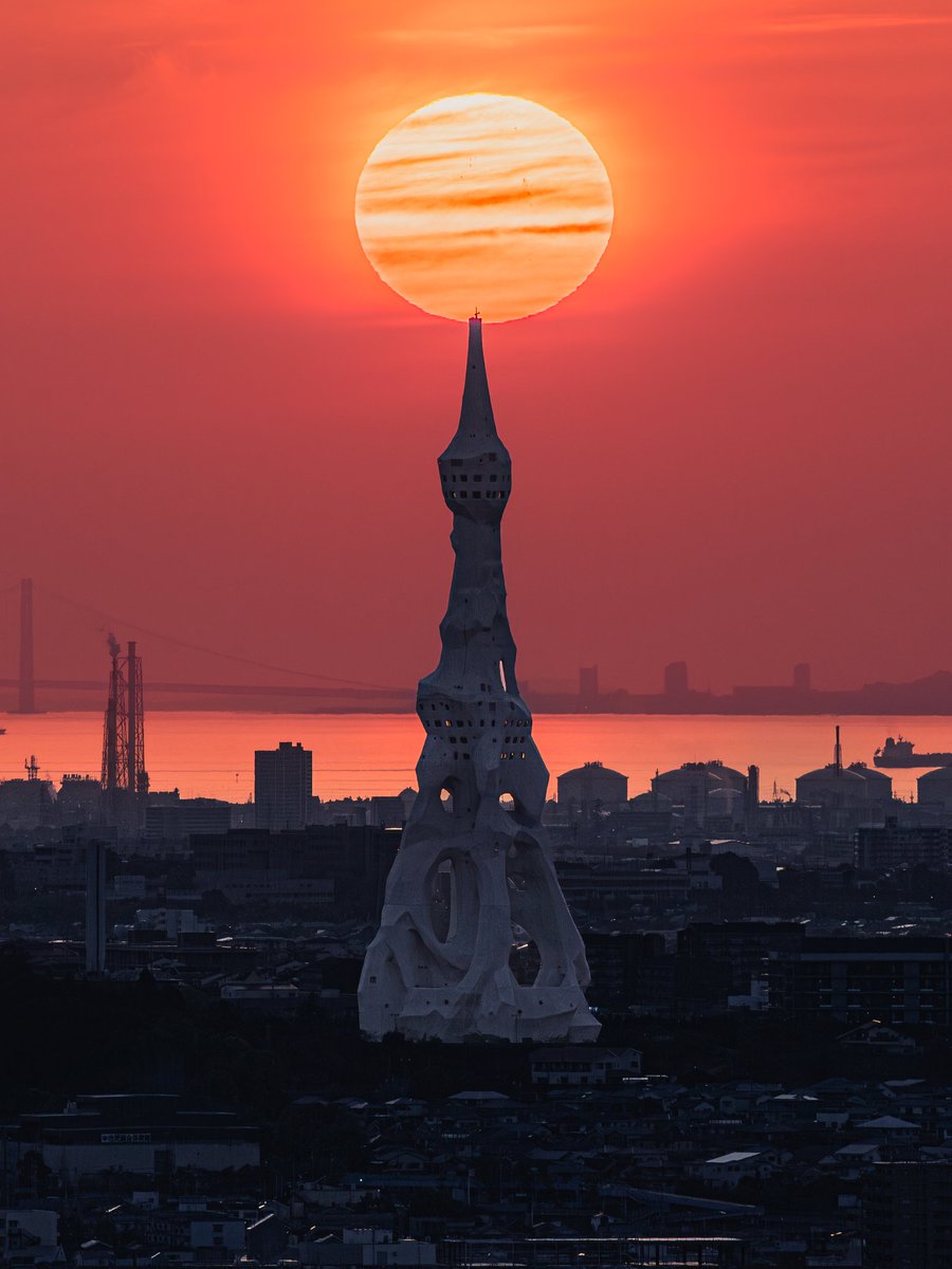 yanma2222's tweet photo. PLの塔に刺さる夕日 https://t.co/TX8gp6fkHN