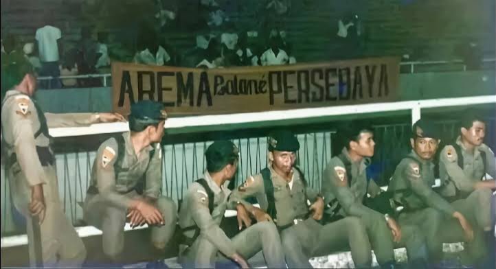 Ini bukan foto hasil "Artificial Intelligent" tapi ini foto "Asli Ini". 

Jadi ceritanya Persebaya Surabaya bermain di Stadion Utama Senayan, Jakarta (nama lawas dari SUGBK) di Babak 6 Besar Kompetisi Perserikatan 1987/88.

Ketika itu Persebaya berkumpul dengan Persija Jakarta,