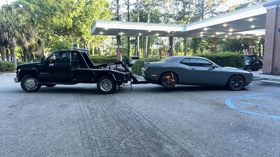 PeterLee843's tweet photo. Doing her first tow job since joining team Tidewater Towing 😂 https://t.co/mLUx883iYq