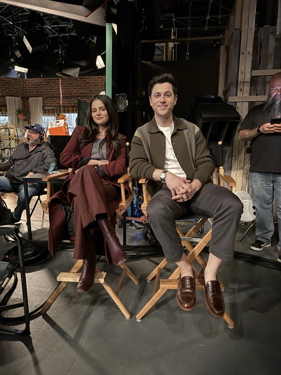 selenagomezok's tweet photo. ¡De vuelta a nuestro lugar favorito! ¡Estamos deseando que veáis lo que tenemos preparado para la tercera temporada!

#WizardsBeyond #Reunidos #Próximamente

Créditos: @DavidHenrie https://t.co/Fsy7xg2rVC