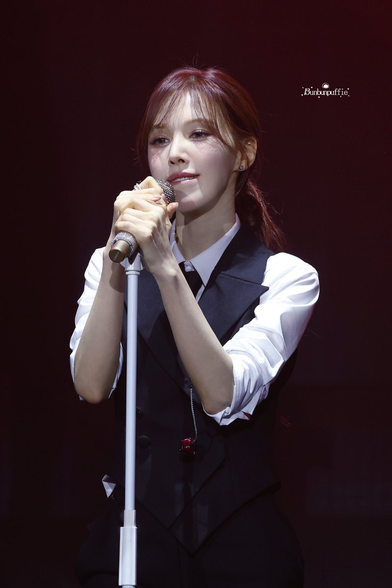 wanwanrene's tweet photo. King                                               Queen https://t.co/2nw8M2pQ8k