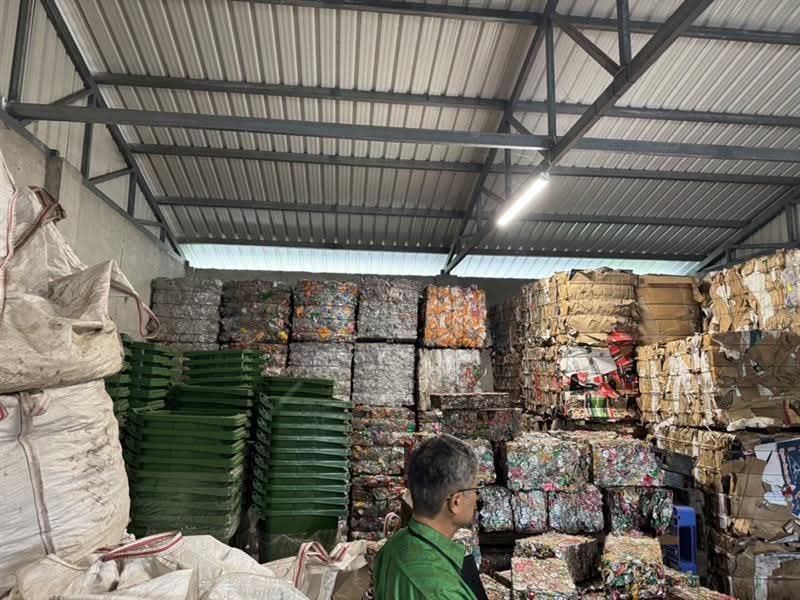 yumitalem's tweet image. April 22: Japanese company reps met Hon. Koanapo (DPM) after a 3-day Vanuatu study tour on waste management &amp;amp; energy challenges. Also met Hon. Regenvanu &amp;amp; visited Bouffa Landfill, RecycleCorp, ACTIV &amp;amp; UNELCO.

#Vanuatu #StudyTour #WasteManagement #Energy