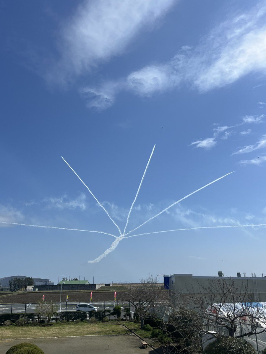 shimizu_tatami's tweet photo. 《物件情報✈️》

たぶん、ブルーインパルスファンにとって日本で一番の立地の賃貸物件です🖐️

部屋からフィールドアクロが間近に見れます😊

夏はエアコンの効いた涼しい部屋から、冬はコタツに入ったまま見れます📸

矢本駅に近いので交通の便がよく、駅前の飲食店の利用も便利です🍶
なんなら、二日酔いブルーも可能です😅

スーパーやドラッグストアも徒歩圏内です❗️

1Fと2Fに空室あります🈳

基地活の拠点に、さらには東松島への移住をお考えの方に自信を持っておすすめします👍

気になった方は管理会社さんにお繋ぎしますのでDMにて連絡ください(^^)

#ブルーインパルス
#東松島
#賃貸