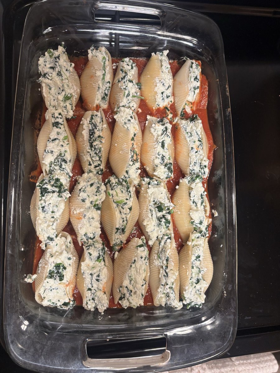 StressedAFJess's tweet photo. Before and after the oven #food #stuffedshells #homecooking https://t.co/qKhVfKZBAf