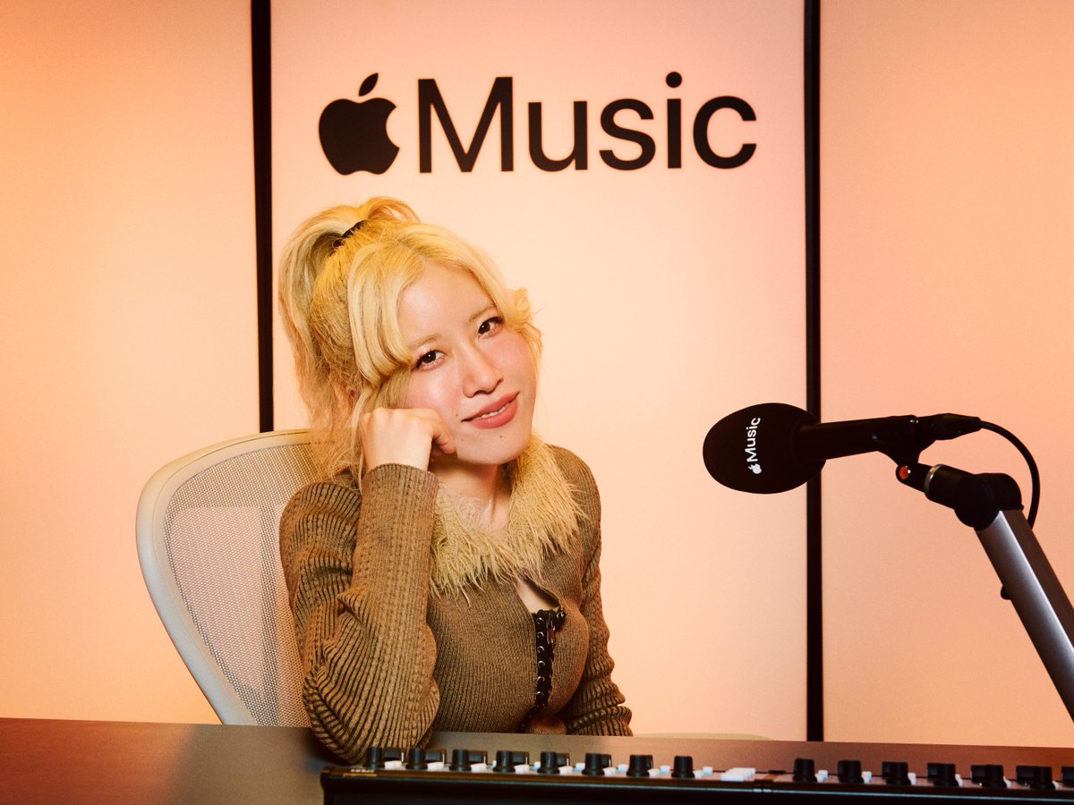AppleMusicJapan's tweet image. ━━━━━━━━━━━
🎧アーティストたちが今、 
実際に聴いている曲を語る
#これ聴いてます 
━━━━━━━━━━━━

#Chocoholic がゲスト💖
盟友のアーティストの楽曲をはじめ、
好きな洋楽を紹介。

今すぐチェック👉apple.co/ListeningTo

@miyu_ki7
#AppleMusic