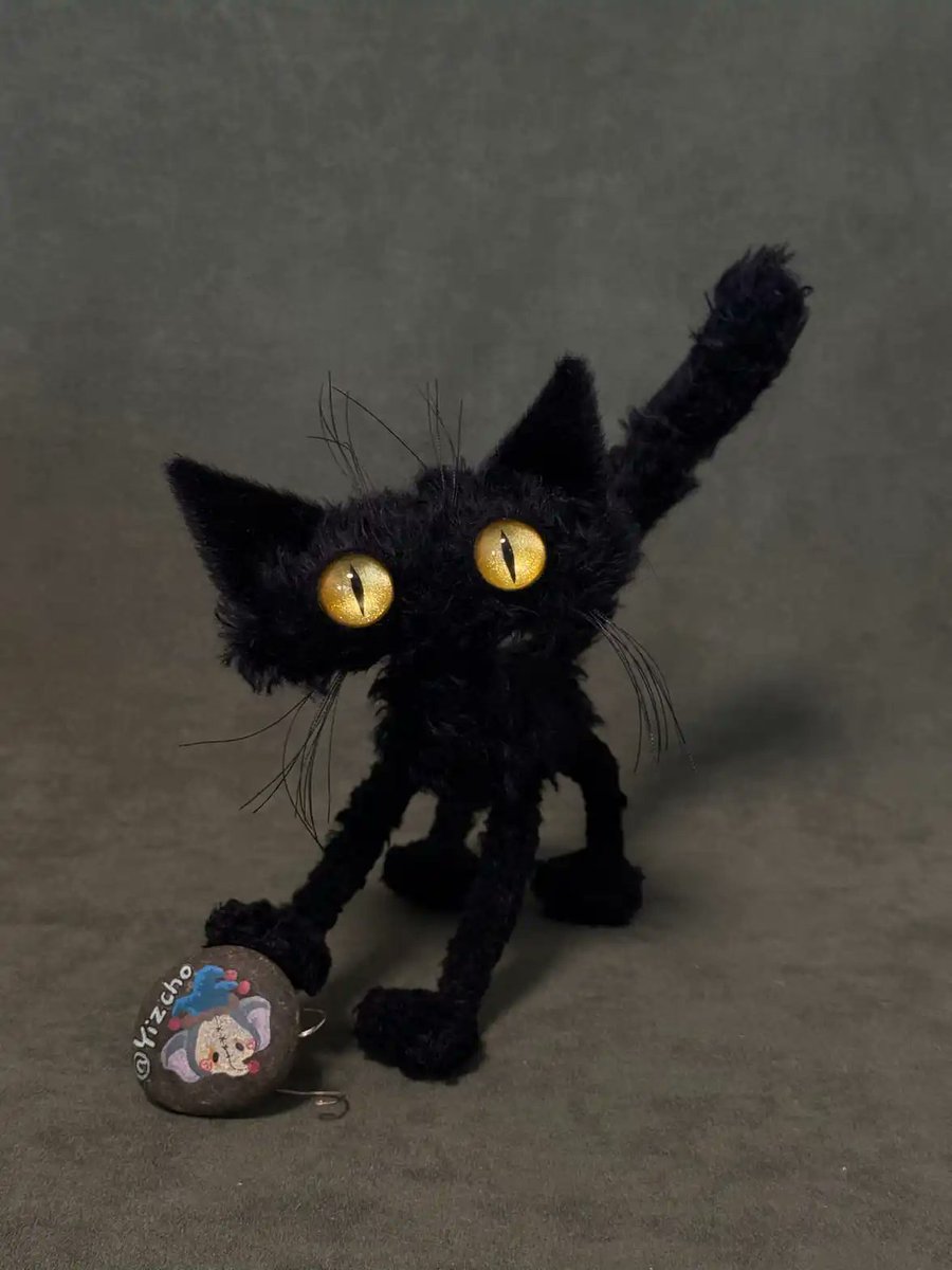 playmorphx's tweet image. Mysterious golden-eyed black cat! 🐱‍⬛ It even treated my label as a toy! 😺 Dropping in the group tonight! ✨

Original handcrafted doll, fully poseable. Copyright protected. No AI allowed! 🚫

#ArtDoll #HandmadeDoll #BlackCat #Handcrafted #ToyArtist
