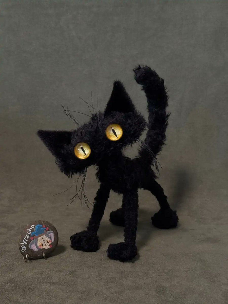 playmorphx's tweet image. Mysterious golden-eyed black cat! 🐱‍⬛ It even treated my label as a toy! 😺 Dropping in the group tonight! ✨

Original handcrafted doll, fully poseable. Copyright protected. No AI allowed! 🚫

#ArtDoll #HandmadeDoll #BlackCat #Handcrafted #ToyArtist