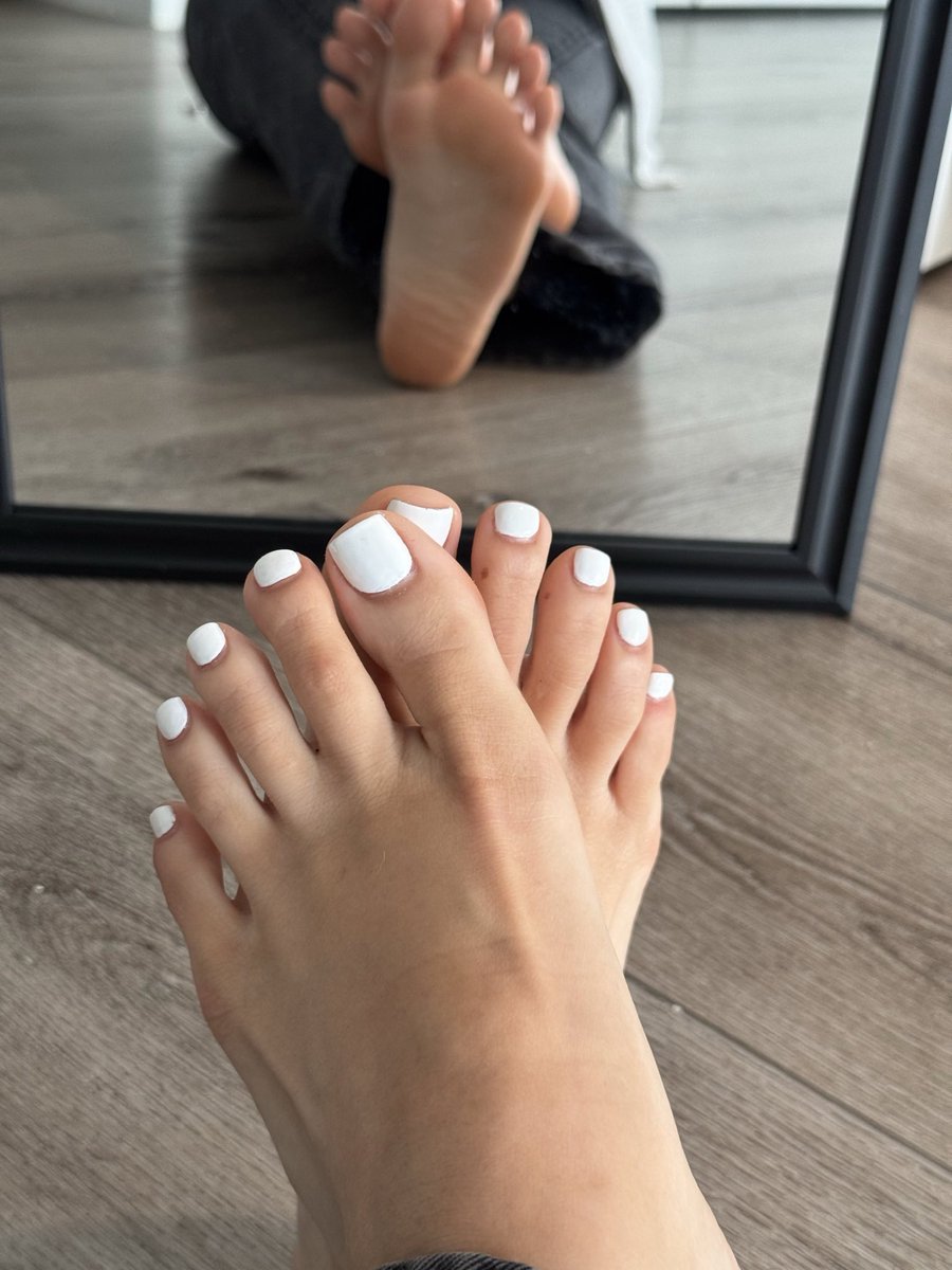 CaliFeetAgent's tweet photo. like this if you want more 🤍 rt if you REALLY want more 👣 she’s back and it’s up to you 😇 https://t.co/wyQH1O4oFm