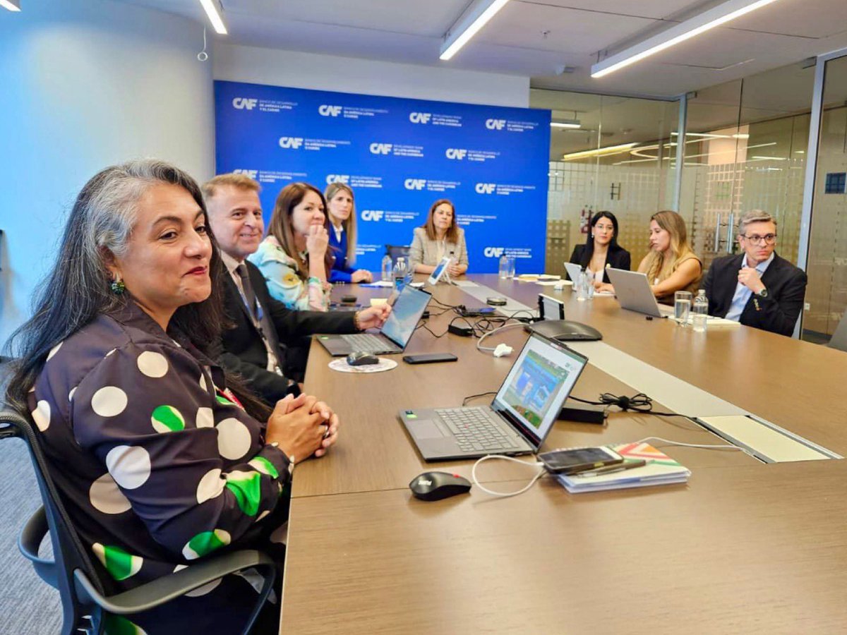 Educacion_Ec's tweet photo. La ministra, @GildaAlcivarOk, cumplió una agenda estratégica en Panamá 🇵🇦 para conocer modelos educativos que están transformando la región 🌎📚.

Junto al equipo de @AgendaCAF, exploramos proyectos exitosos que están elevando el nivel de la educación técnica y tecnológica 🏫⚙️💡.

¡El intercambio de conocimientos es la base del progreso! 🚀

Estamos identificando las mejores prácticas para fortalecer la oferta académica técnica en nuestro país 🇪🇨🎓, y nuevas líneas de cooperación para el deporte 🏅 y la cultura 🎭.

#ElNuevoEcuador