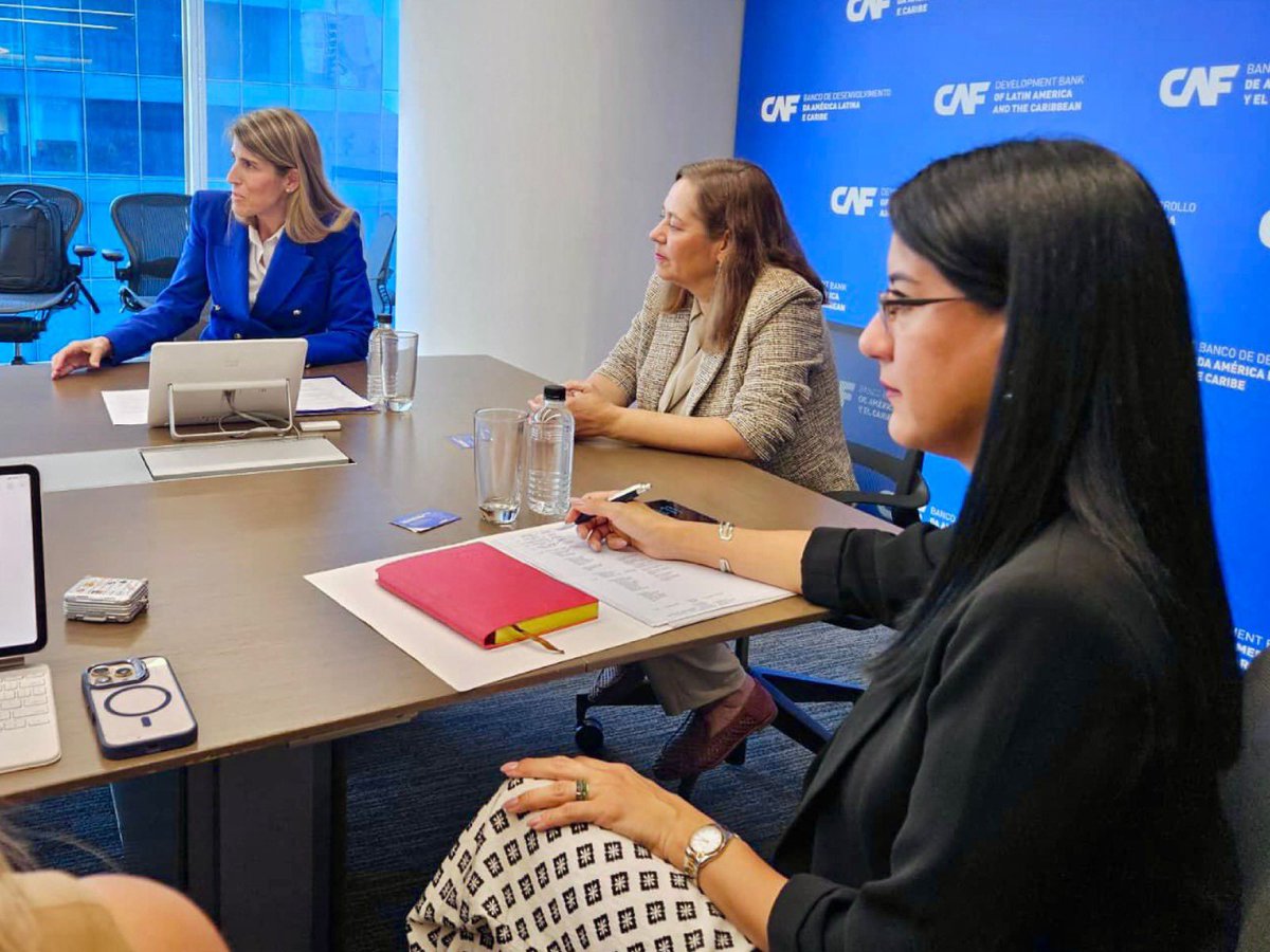 Educacion_Ec's tweet photo. La ministra, @GildaAlcivarOk, cumplió una agenda estratégica en Panamá 🇵🇦 para conocer modelos educativos que están transformando la región 🌎📚.

Junto al equipo de @AgendaCAF, exploramos proyectos exitosos que están elevando el nivel de la educación técnica y tecnológica 🏫⚙️💡.

¡El intercambio de conocimientos es la base del progreso! 🚀

Estamos identificando las mejores prácticas para fortalecer la oferta académica técnica en nuestro país 🇪🇨🎓, y nuevas líneas de cooperación para el deporte 🏅 y la cultura 🎭.

#ElNuevoEcuador