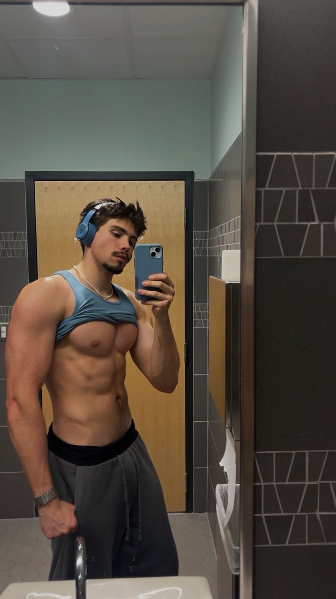 zmpeethree's tweet image. Phone case, headphones, and tank top matching iktr #fashion