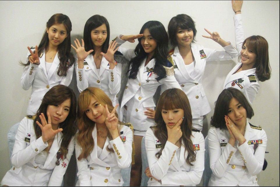 queria ter nascido nos anos 2000 (nasci) pra ser fã do girls generation e brigar com as fãs do 2ne1