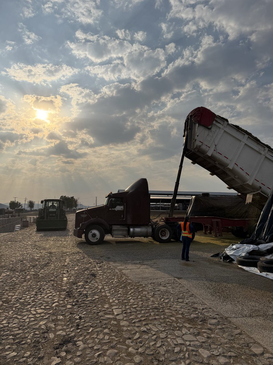 agronomoMX's tweet photo. 2 semanas de "días largos" marcados por la cosecha de invierno y conversaciones para fortalecer la visión agroalimentaria en CAETEC. https://t.co/UmOVES9QdG