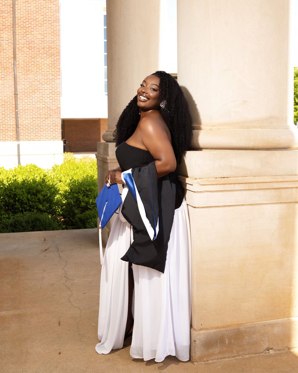 leonnatrammell's tweet photo. x2 . 👩🏿‍🎓💙 https://t.co/ojFFoE0C8d