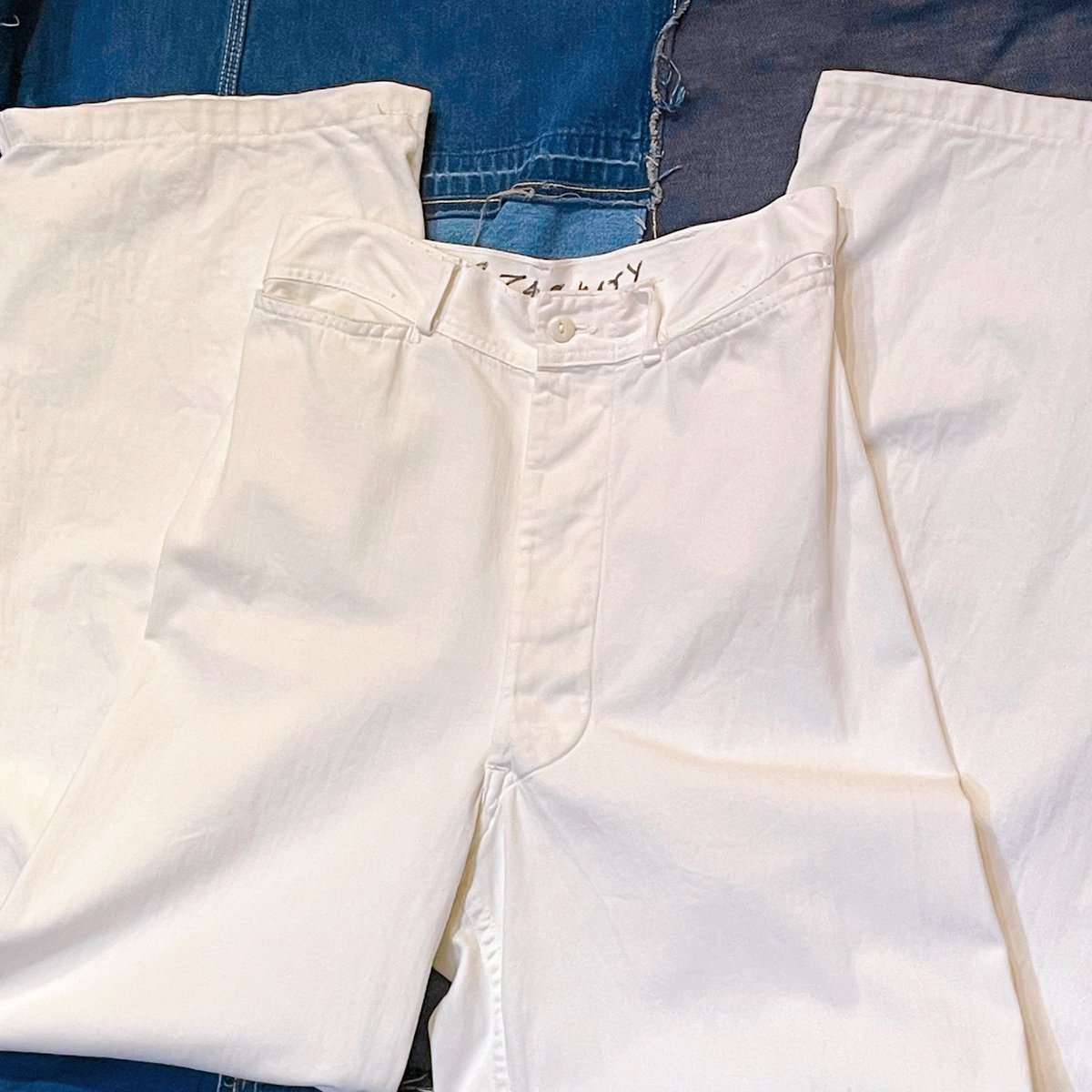 HONEY_BOP's tweet image. ⚓️🏳️⚓️🏳️⚓️
『1940’s WW2 US Navy White Cotton Sailor Trousers, Button Fly』
honey-bop.com/?mode=cate&amp;amp;cbi…
🎨HONEY BOP🎨
🛒 honey-bop.com
名古屋市中区大須2-7-46-2F
☎︎ 052-253-6637
📩 honey_bop@opal.plala.or.jp
#honeybop #vintagestyle #ヴィンテージ #50sfashion #アンティーク