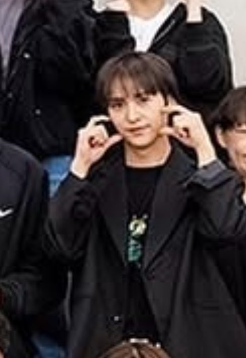 죽는다고 끝난게 아니다! 이런 컨셉에
다들 화이팅하시는데
혼자서 볼하트 깜찍하게 하고 있는게 진짜 애교쟁이셔……