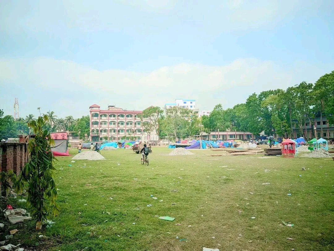 স্কুলের মাঠে মেলার প্রস্ততি
