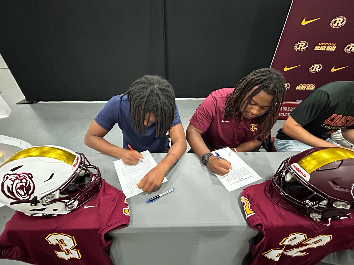 RdaleGBFootball's tweet photo. Another successful signing day! That would be 50% of our Sr class football players having an opportunity to play next level! #bluepRint https://t.co/f98svQmBqZ