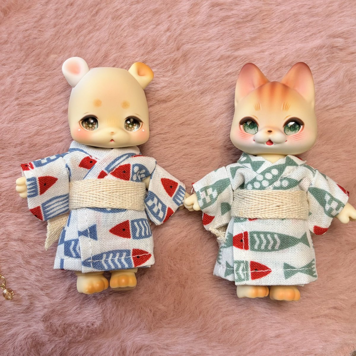 あああぁ、突貫で頑張った。
去年のひな祭りに作った型紙引っ張り出してきたよー👏🏻
時間がないから帯はなんかその辺にあった紐だよー。
草津寒いみたいだから連れていく。
草津で着せる📷