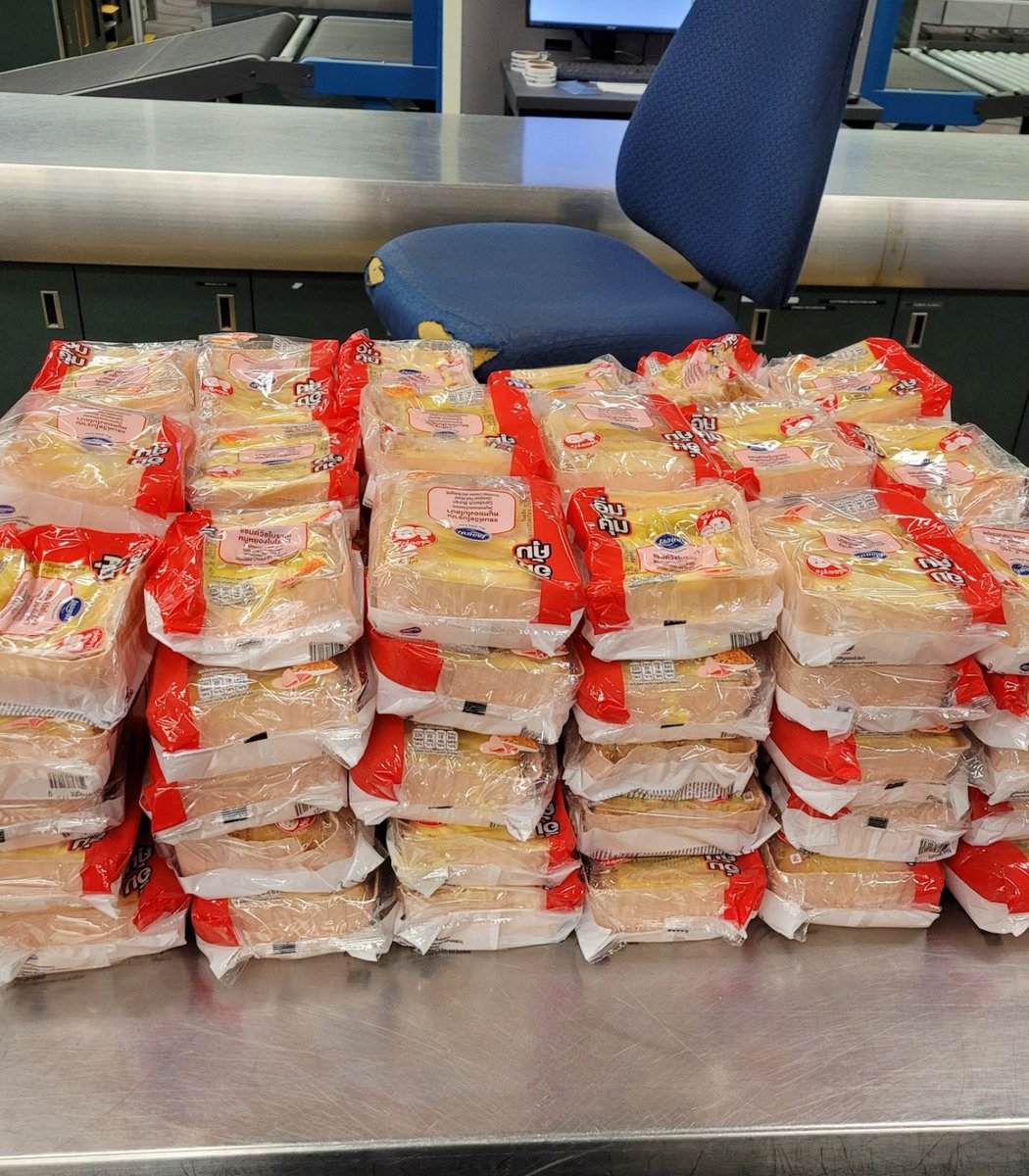 คือผมต้องทราบไหม 🐈‍⬛ tweet media