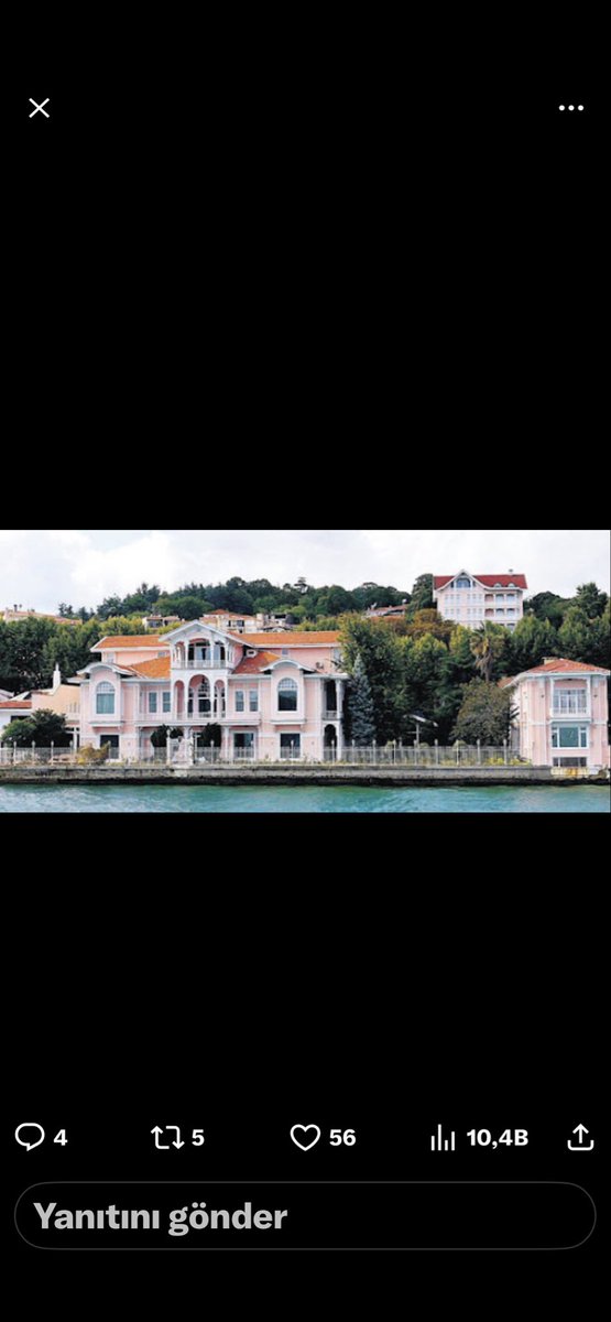 adilbali's tweet photo. Karadeniz’den Boğaz’a giriş yapan Türk bayraklı “Kappa” isimli konteyner gemisi, Yeniköy kıyısında kontrolünü kaybederek karaya oturdu. Akıntının etkisiyle sürüklenen gemi, kıyı hattındaki Boğaz’ın en pahalısı Erbilgin Yalısı’nın yan tarafına kadar yaklaştı. https://t.co/y2tnYhoCXT