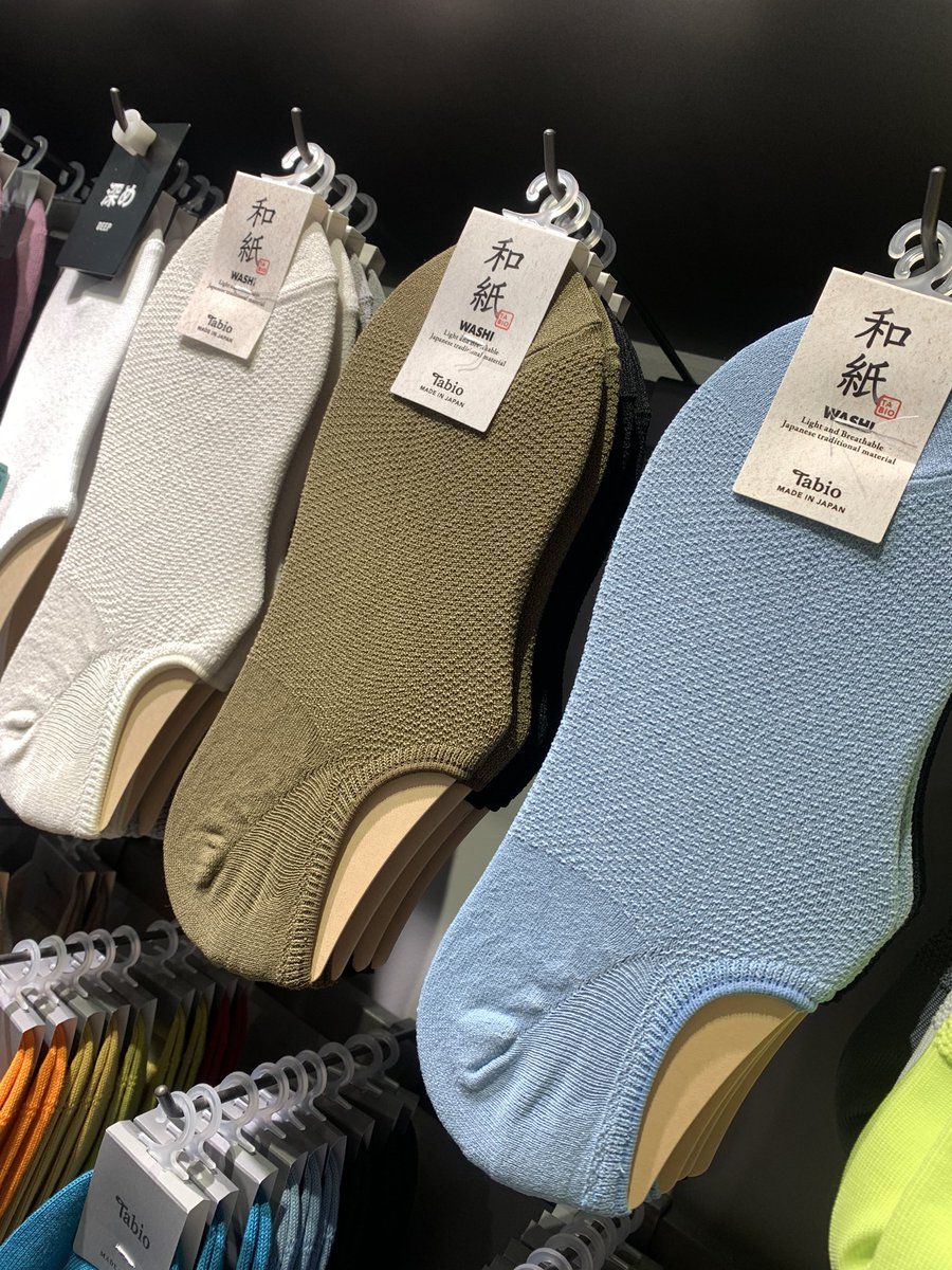 tabiohommeoazo's tweet photo. GWやお出かけのお供におすすめ☝️
『和紙深履きカバーソックス』
和紙素材特有のシャリ感を活かし✨
さらに凹凸のある編地に仕上げた
カバーソックス🧦
サンダルやスニーカーに👌
0621 10019
25〜27cm
¥1,430(税込)
#TabioMEN
#メンズ https://t.co/CsshVLyhts