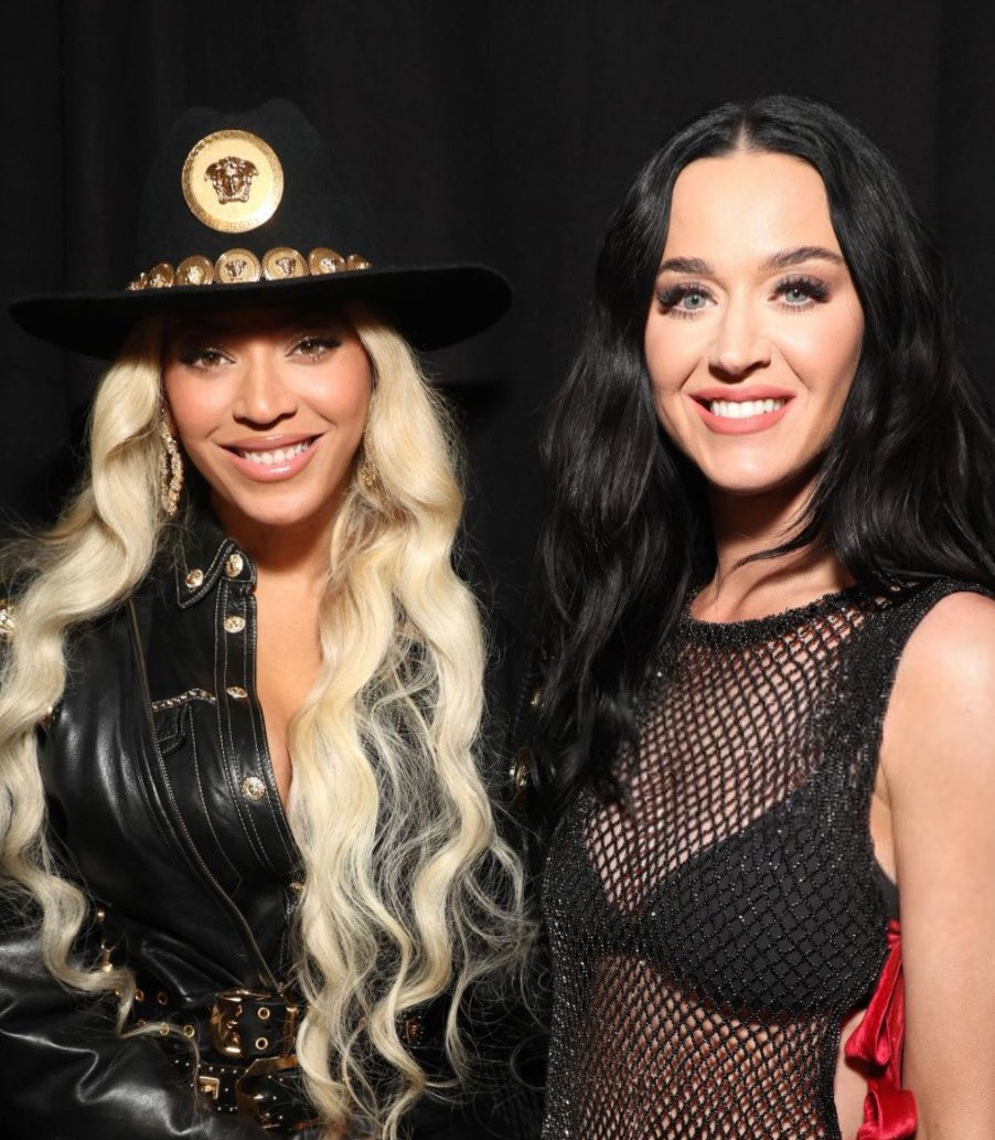 meio que sou a pessoa mais feliz sendo fã dessas três mesmo tendo cacete e porradaria em ambos lados