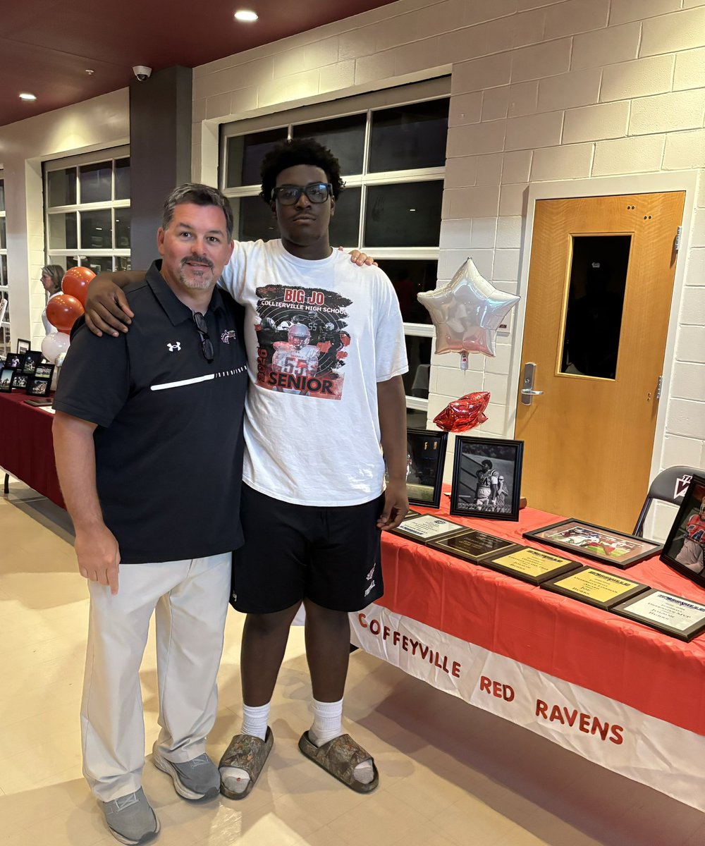 CoachJoeRocconi's tweet photo. Today -we got to honor and celebrate our🏈signees from the spring !
Proud of each of you !
@JoshuaGale8_ 
@JoBurks_ https://t.co/7Zccx0MzY4
