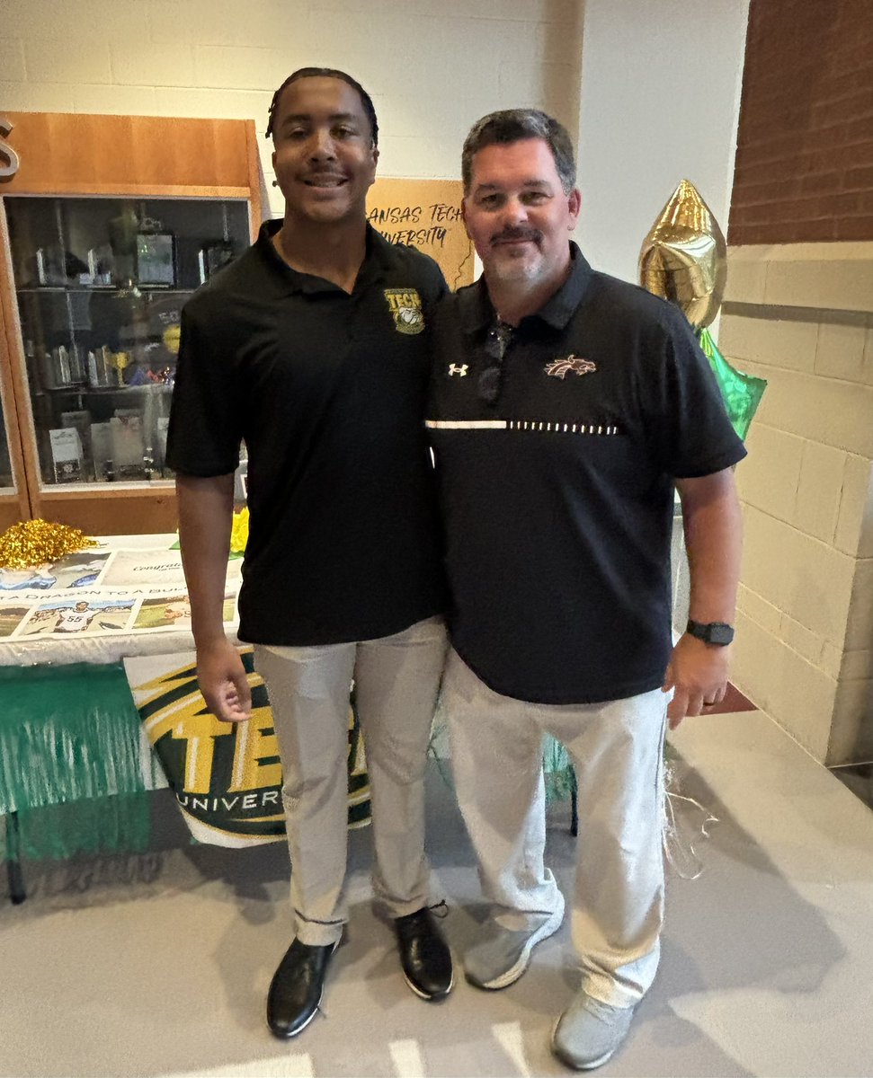 CoachJoeRocconi's tweet photo. Today -we got to honor and celebrate our🏈signees from the spring !
Proud of each of you !
@EmanuelPalmer26 @jakerainey24 @hollenbeck_h14 @JaydenMajors3 https://t.co/8F4zkeiU7d