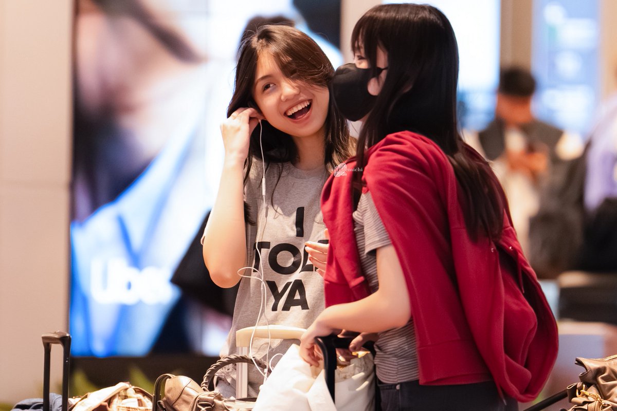 Sister lost in translation (?) 羽田で迷子w 🤪🇯🇵 #JKT48AirportFashion 

📸: <a href="/Michie_JKT48/">michelle alexandra</a> &amp; <a href="/Gracie_JKT48/">Grace Octaviani</a>