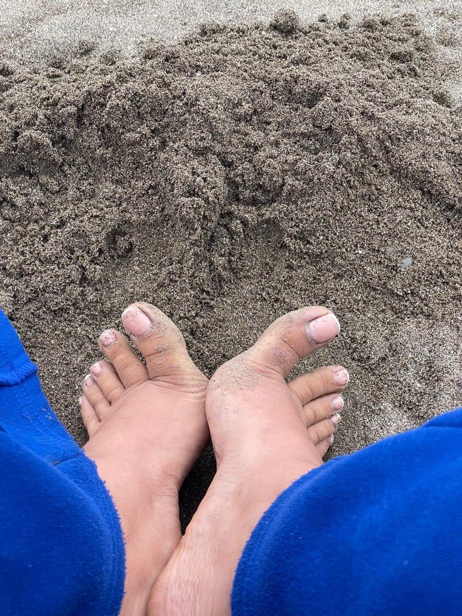 Mn77592's tweet photo. Your Goddess got a little messy at the beach today... 🌊👣 Sand everywhere, just the way you like it. Want to see the full reveal? 😈

Watch it here: https://t.co/b2czq4EOq0

#DirtyFeet #SandySoles #FootGoddess #FeetFinder #Toes https://t.co/1iHAKNmdZ5