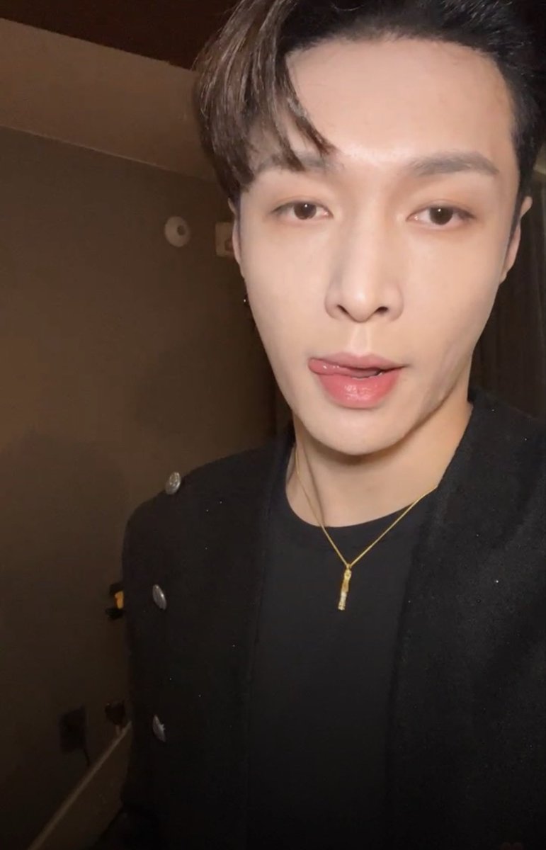 ExoBaekDiary's tweet image. #LAY IS NOW LIVE ON IG