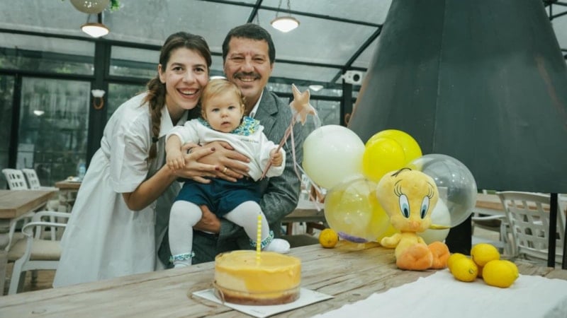 İlker Aksum:
İlker Aksum, eşi Dilay Ekmekçioğlu'nun hayatındaki yerini gözyaşlarıyla anlattı: "Beni gerçekten o çukurdan, o karanlıktan aldı, çekti çevirdi. Ayaklarımın üzerine bastırdı ve bana muhteşem bir evlat verdi." dedi.#Magazin