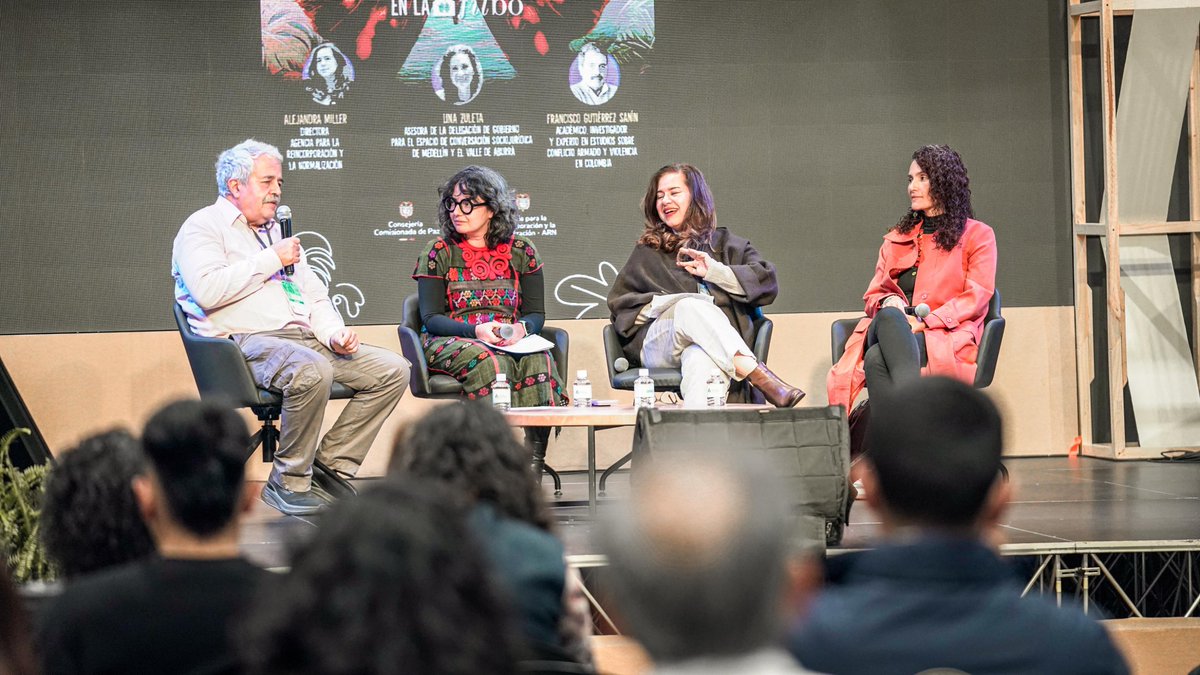 ARNColombia's tweet photo. 🤲Buscar la paz nunca será un fracaso. El fracaso es la guerra.

🎙️En el panel 'Conversando nos entendemos: el diálogo es el mejor camino para superar las violencias', en la #Filbo2026, reflexionamos sobre la necesidad de insistir en salidas negociadas al conflicto en Colombia. https://t.co/kXhUprTO8b