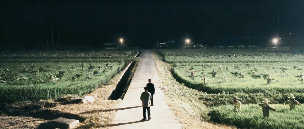 X_chad121's tweet image. #TheScareCrow
“Dress it like a man, and the crows will believe.”
هكذا بُنيت فكرة ومفهوم "الفزاعة" بإن الغربان ستعتقد إن الفزاعة هو أحد البشر وتبتعد لكن... ماذا لو كانت الفزاعة تستعمل لتخدع البشر وتشعرهم بانها فزاعة وجماد وإنه لا وجود لشيئ يبعث الريبة تجاهها.
#Kdrama