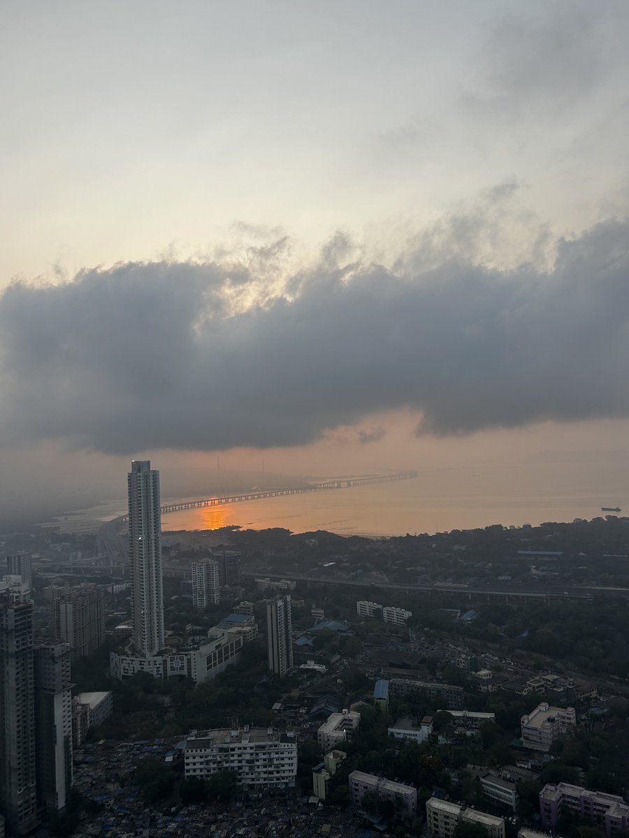 ujjwalabaxi's tweet image. Something illuminating, hiding behind the soft, dark cotton - blazing the waters beneath!

#goodmorning #sunrise #mumbai #MorningPeach