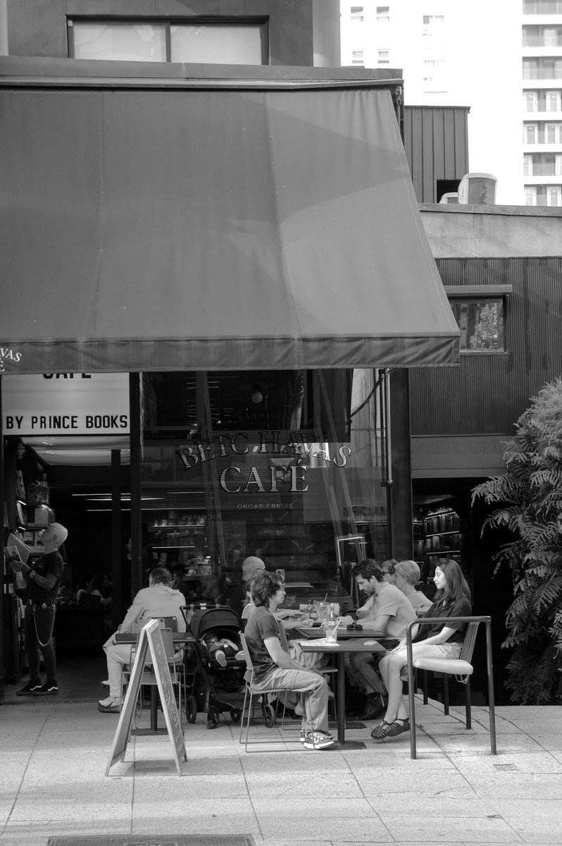 ImbFrank's tweet image. #Sampa state of mind. ☕✨ There’s something magical about the transition from late #afternoon to early #evening on #OscarFreire. Caught this perfect, laid-back vibe at the #BETCHavasCafé in #Jardins—a true hub for creativity and connection in the #city. #neighborhood 🏙️🌿