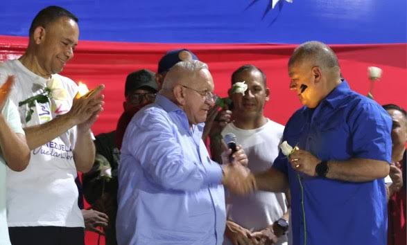 <a href="/Eduardo_Bittar/">Eduardo Bittar</a> lo advirtió y hoy la realidad es irrefutable el chavismo y la opoficción se han fusionado finalmente en un sistema único para neutralizar el plan de <a href="/POTUS/">President Donald J. Trump</a> . Tras 67 años de dominio, la alianza entre el PSUV y la MUD está sellada con un solo objetivo 🎯 ejecutar