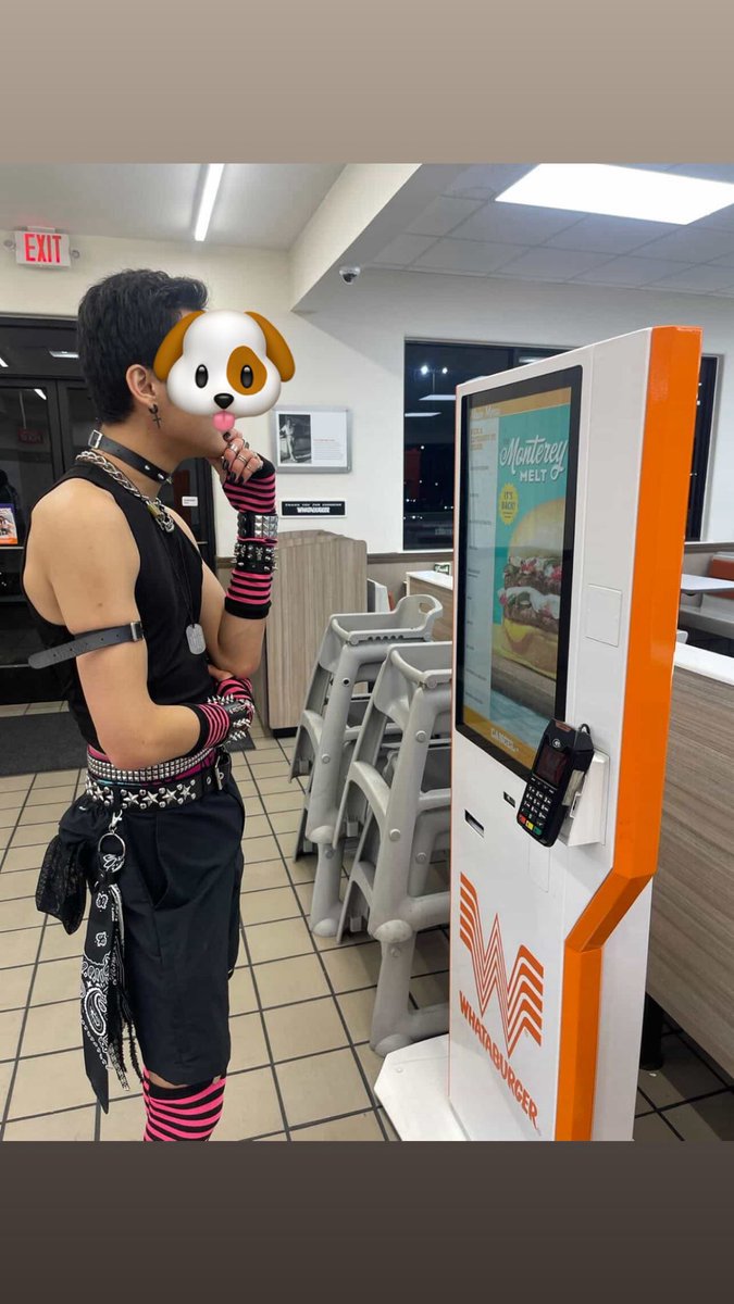 vahnishere's tweet photo. GUESS WHO GOT HIS ACCOUNT BACK. Hole picks tonight to celebrate. Anyways here’s me after the club. https://t.co/JGbzBQeOqp