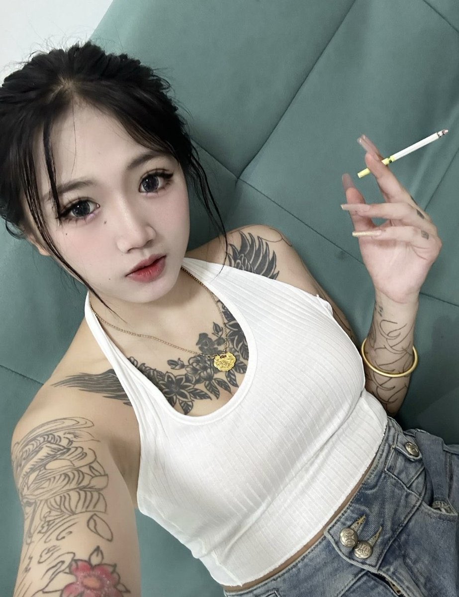 sbjianchu's tweet image. 把你家那头老母猪拉来给亲妈当烟灰缸🖤#辱母 #死妈  #ATM #黑心