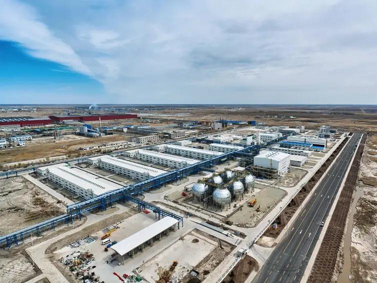 ChinaDaily's tweet image. As China steers its vast economy toward a more sustainable future, hydrogen energy has emerged as a critical catalyst for the nation's energy revolution and its pursuit of ecological civilization. #XiVision #XiJinping #习近平 @XisMoments bit.ly/4ueljPW