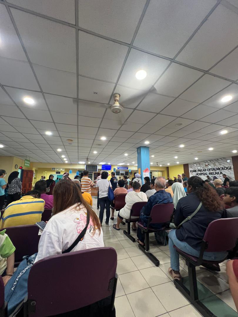 bugbitesandco's tweet photo. Kebetulan nampak tweet ini harini.  Semalam KK call beritahu my dad perlu segera ambil ref letter (ada bleeding menurut nurse KK) and ke GH Melaka pagi ini “pergi awal pagi ya pakcik, orang ramai”. Report from my sister, almost 2hrs in flow di klinik masih OK utk warga emas https://t.co/UxHxamcmuD