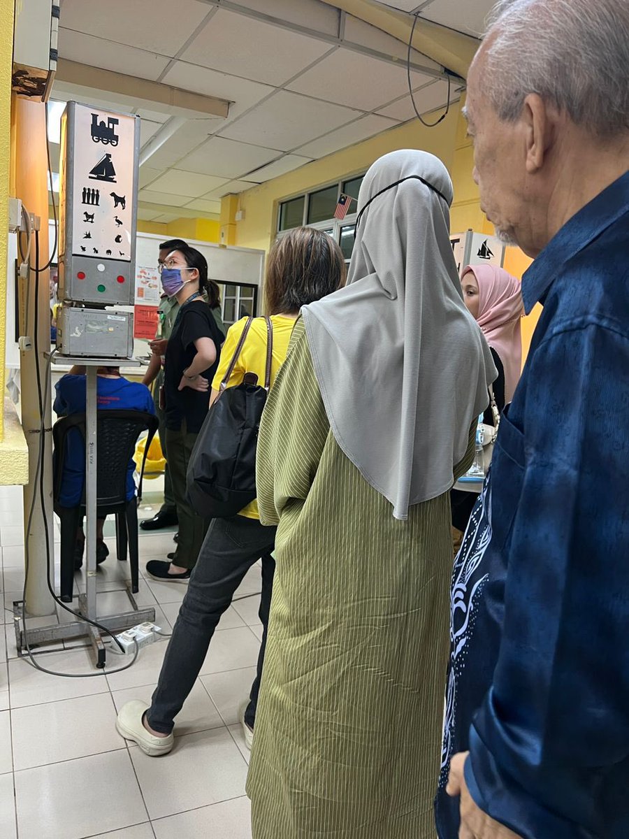 bugbitesandco's tweet photo. Kebetulan nampak tweet ini harini.  Semalam KK call beritahu my dad perlu segera ambil ref letter (ada bleeding menurut nurse KK) and ke GH Melaka pagi ini “pergi awal pagi ya pakcik, orang ramai”. Report from my sister, almost 2hrs in flow di klinik masih OK utk warga emas https://t.co/UxHxamcmuD