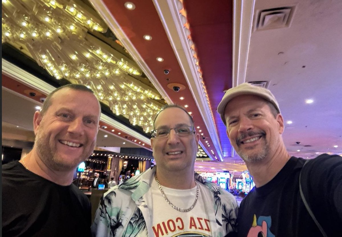 Pizza_on__Sol's tweet photo. 🍕💕🔥PIZZA Chads AND $UFD Dusters in MemeCon party mode! @BasementRon https://t.co/nRMym2unjC