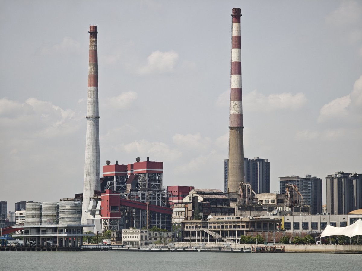pretentiouswhat's tweet photo. The retired Yangshupu coal power plant on the banks of the Huangpu River in Yangpu District, SH.

Unit 1 commissioned in 1911 was the first utility power plant supplying a public grid in East Asia. Subsequent unit additions made it the largest plant in China for its time. https://t.co/mdb8cdPYDU