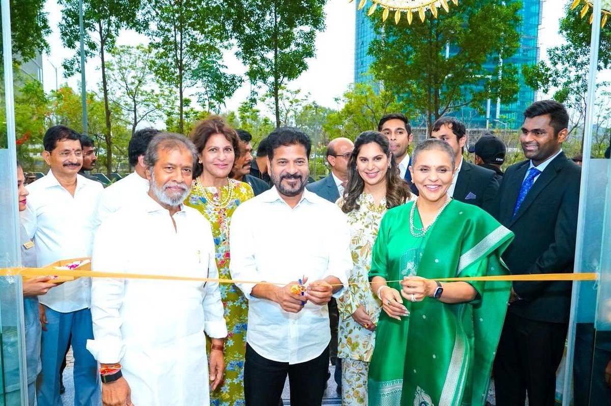 ddyadagirinews's tweet image. హైదరాబాద్ లోని ఫైనాన్షియల్ డిస్ట్రిక్ట్‌లో #Apollo హాస్పిటల్ ను మంత్రి @DamodarCilarapu తో కలిసి ప్రారంభించిన సీఎం రేవంత్ రెడ్డి. 

ఈ సందర్భంగా సీఎం మాట్లాడుతూ దేశ వైద్య సేవల్లో తెలంగాణ 50 శాతం వాటా సాధించడమే లక్ష్యమని, మెడికల్ టూరిజం పాలసీతో వైద్య రంగాన్ని మరింత బలోపేతం