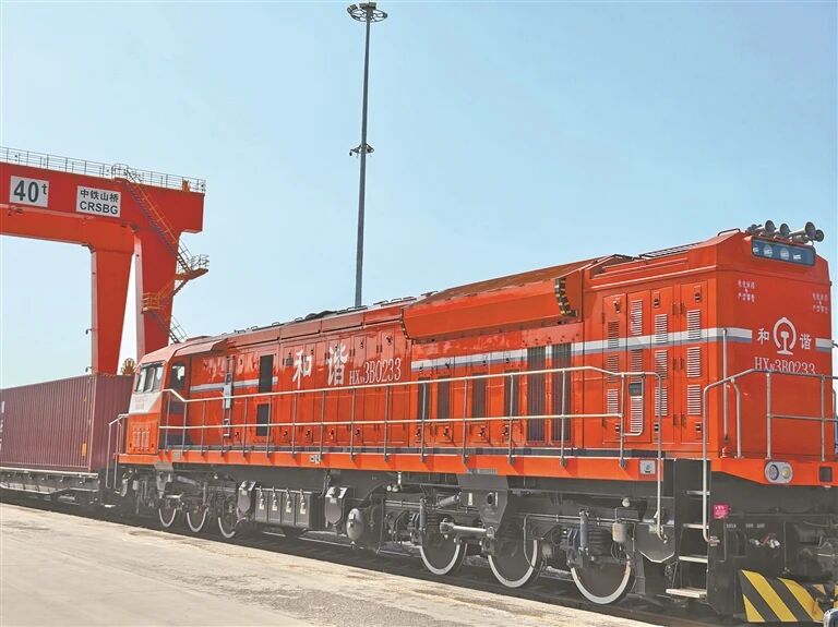 AeroTownChina's tweet image. A new route opens! Henan-made goods are traveling to #WesternEurope ahead of us!
#CRExpress debuts the #Duisburg route, linking core Western European logistics hubs. It optimizes overseas layout, expands Henan' s #foreigntrade routes and boosts inland opening-up.