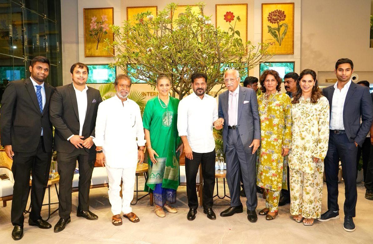 ddyadagirinews's tweet image. హైదరాబాద్ లోని ఫైనాన్షియల్ డిస్ట్రిక్ట్‌లో #Apollo హాస్పిటల్ ను మంత్రి @DamodarCilarapu తో కలిసి ప్రారంభించిన సీఎం రేవంత్ రెడ్డి. 

ఈ సందర్భంగా సీఎం మాట్లాడుతూ దేశ వైద్య సేవల్లో తెలంగాణ 50 శాతం వాటా సాధించడమే లక్ష్యమని, మెడికల్ టూరిజం పాలసీతో వైద్య రంగాన్ని మరింత బలోపేతం