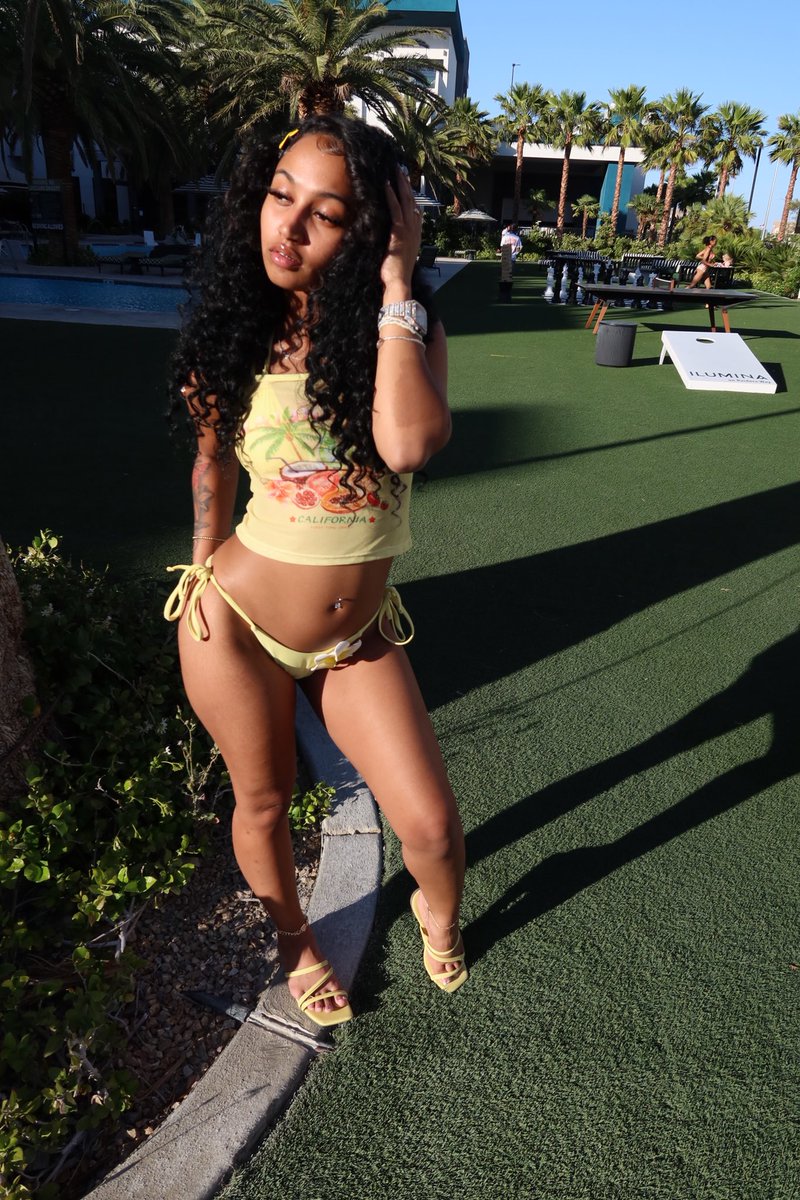 theyenvyjayla_'s tweet photo. Only 21 I’m barley legal 🫣🤭 https://t.co/S7Oe80GAbI